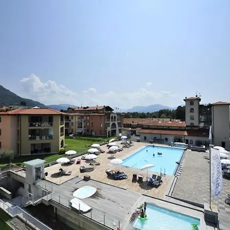 Sleeps 4 Pool Air Con T421963 * Maccagno
