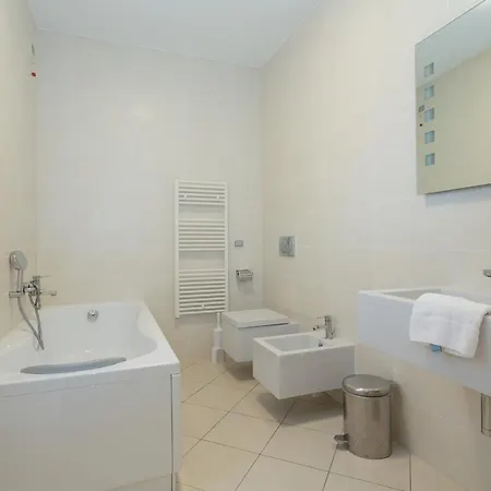 Sleeps 4 Pool Air Con T421963 * Maccagno